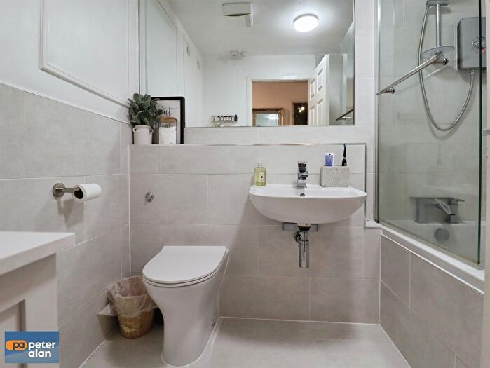 2 Bedroom Flat For Sale In Campbell Drive, Cardiff, CF11