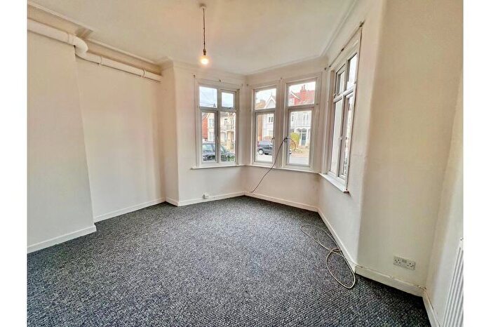 1 Bedroom Flat To Rent In Whitefrairs Crescent, Westcliff On Sea, Essex, SS0