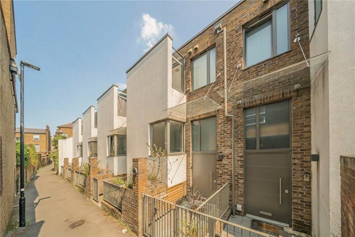 4 Bedroom Terraced House For Sale In College Yard, London, NW5
