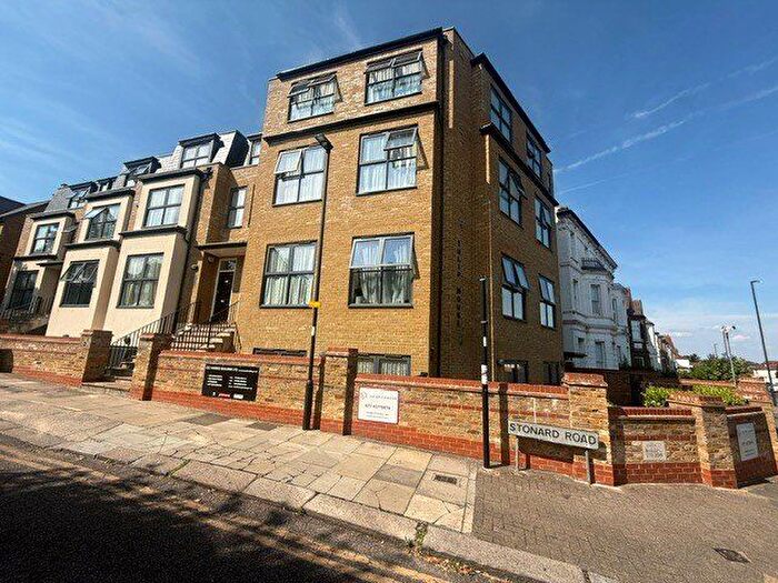 3 Bedroom Maisonette To Rent In Green Lanes, Palmers Green, N13