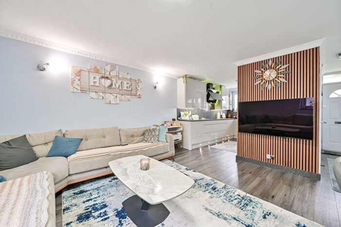 3 Bedroom Flat For Sale In Mona Road, Nunhead, London, SE15