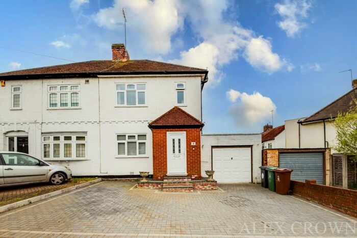 3 Bedroom Semi-Detached House To Rent In Amesbury Drive, Chingford, E4