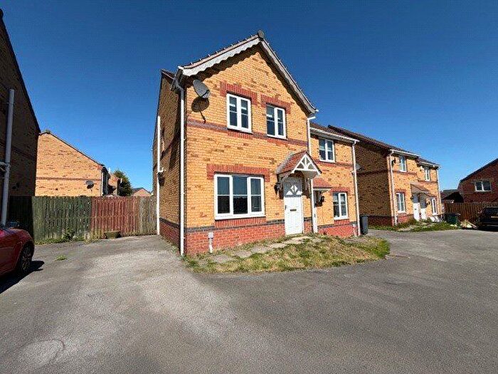 3 Bedroom Semi-Detached House For Sale In Thornroyd Drive, Bradford, West Yorkshire, BD4