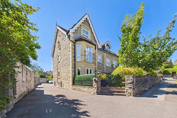 2 Bedroom Flat For Sale In Contemporary Garden Flat In Central Clevedon, BS21
