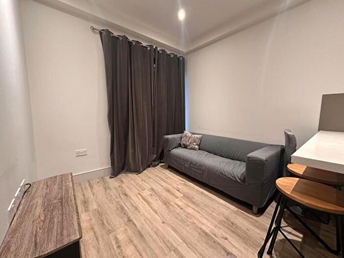 1 Bedroom Flat To Rent In Nixey Close, Slough, Berkshire, SL1