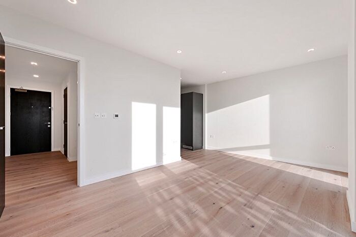 2 Bedroom Flat To Rent In Middle Road, London, W7