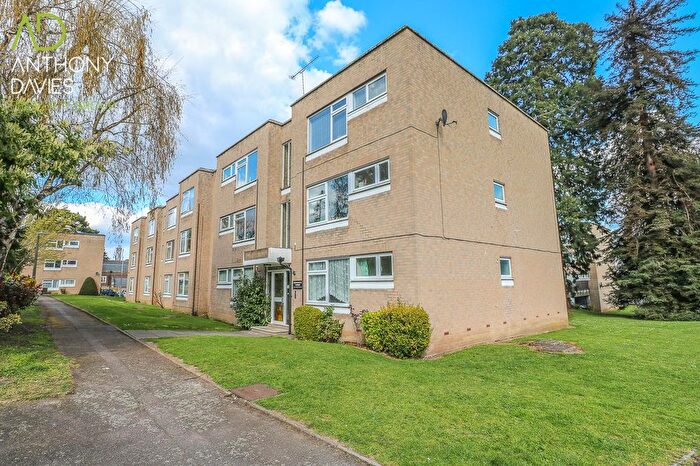 2 Bedroom Flat To Rent In Rawdon Drive, Hoddesdon, EN11