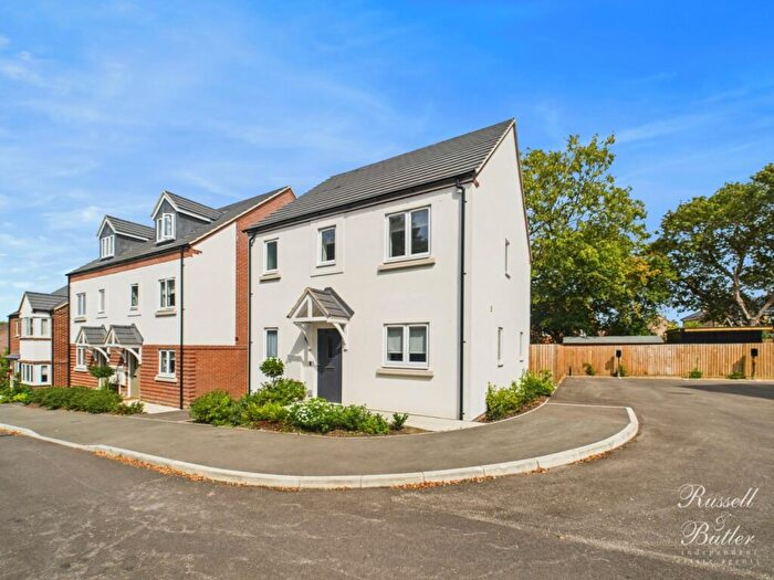 3 Bedroom Detached House For Sale In Field Close, Tingewick, MK18