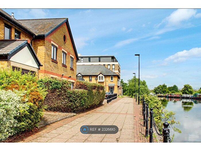 2 Bedroom Flat To Rent In Riverside Close, London, E5