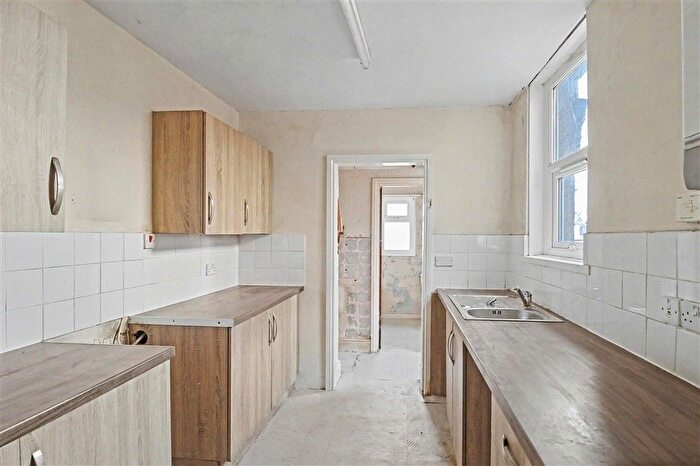 3 Bedroom Terraced House For Sale In High Street, Swanage, BH19 - Photo 5