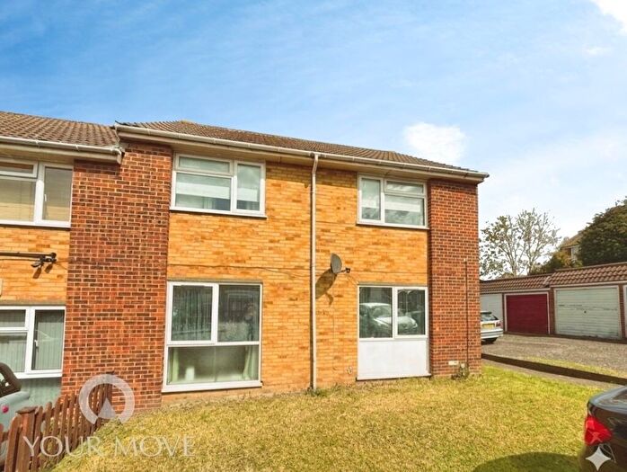 2 Bedroom Maisonette For Sale In Phillips Close, Dartford, Kent, DA1