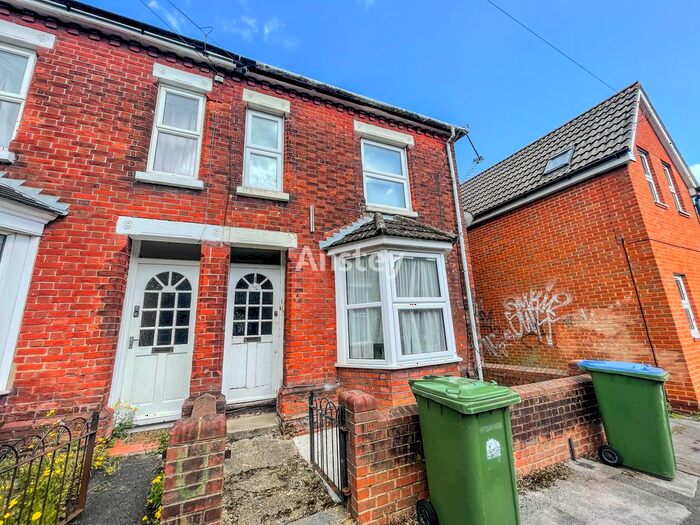 3 Bedroom End Of Terrace House To Rent In Burton Road, Southampton, SO15