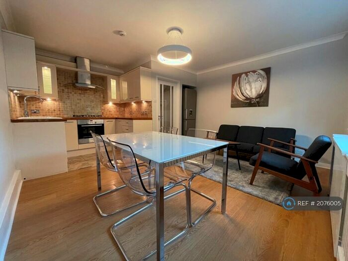 3 Bedroom Maisonette To Rent In Columba House, London, SE14