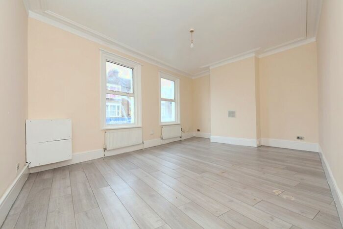 2 Bedroom Flat To Rent In High Street, Surrey CR7