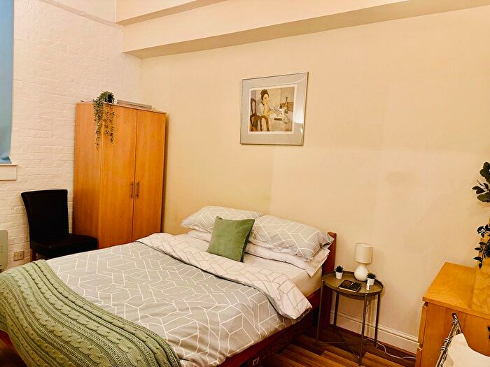 2 Bedroom Flat To Rent In Adlina Grove, London, E1