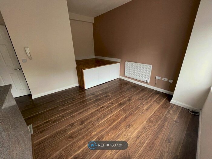 Studio To Rent In Muswell Hill, London, N10