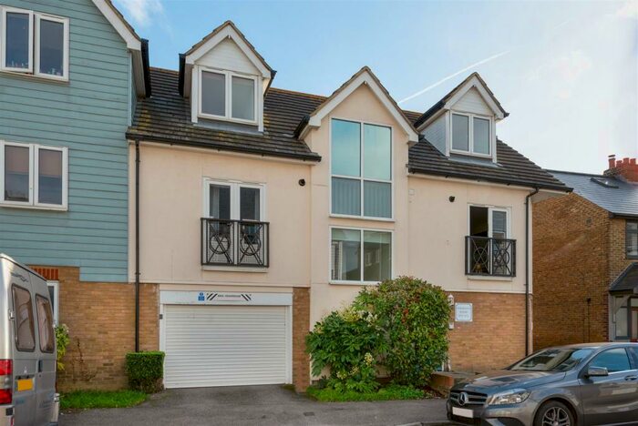 3 Bedroom Apartment To Rent In Diamond Road, Whitstable, CT5