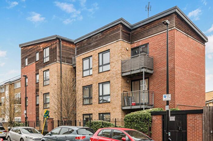 2 Bedroom Flat For Sale In Pelling Street, London, E14