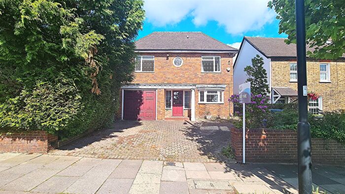 5 Bedroom Detached House For Sale In Avenue Road, Southgate, N14