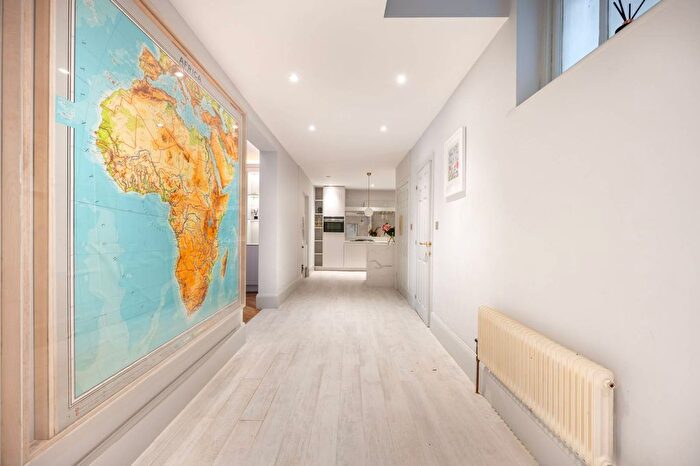 3 Bedroom Flat To Rent In Strathmore Gardens, Kensington, London, W8