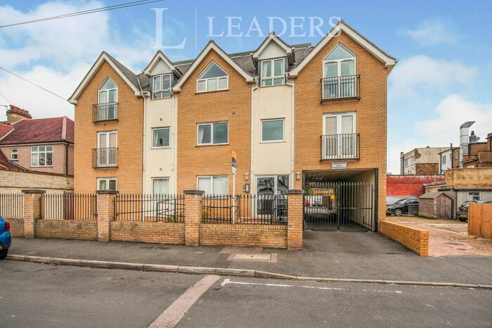 2 Bedroom Flat To Rent In Braemar Gardens, West Wickham, BR4