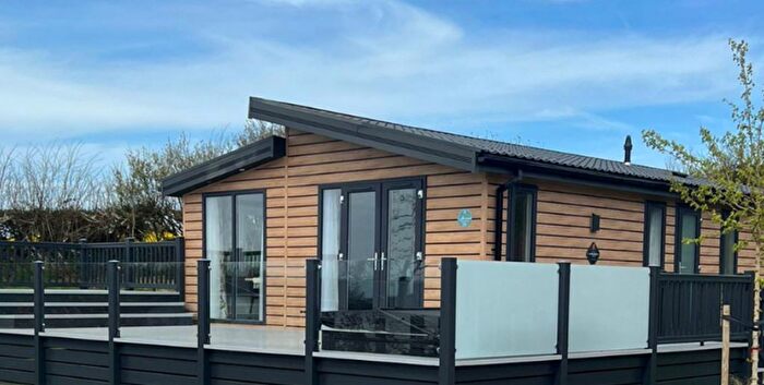 2 Bedroom Mobile/park Home For Sale In Jubilee Gardens Shorefield Road, Lymington, SO41