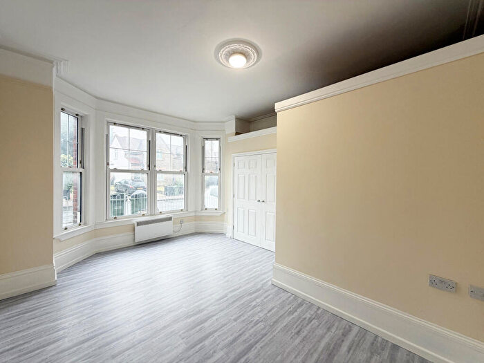 1 Bedroom Flat To Rent In Ladbroke Road, Redhill, RH1