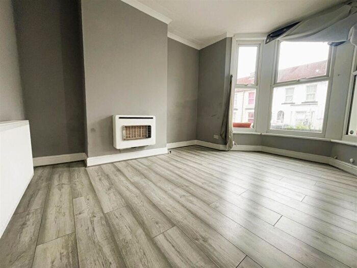 2 Bedroom Flat To Rent In Bed, Duncan Road, Gillingham, ME7