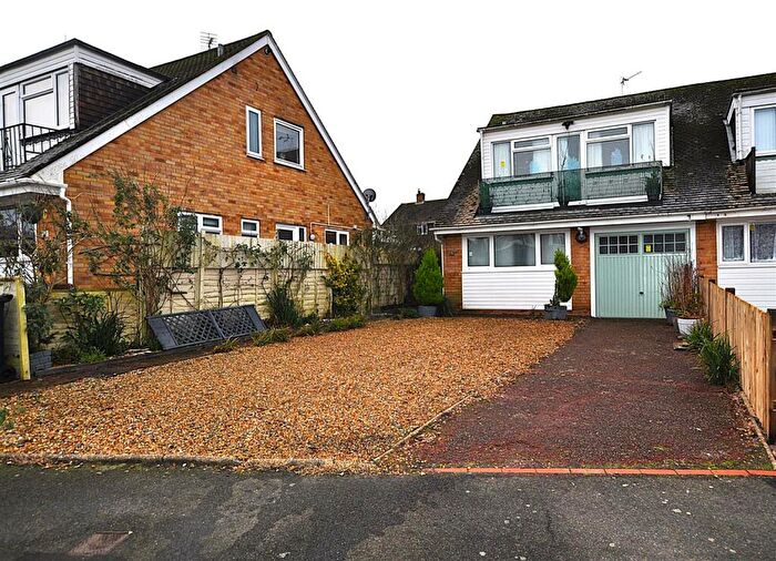 2 Bedroom House To Rent In Oakleaf Drive, Polegate, BN26