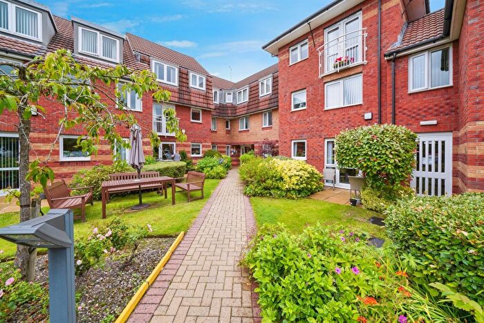 2 Bedroom Flat For Sale In Plymyard Avenue, Bromborough, CH62