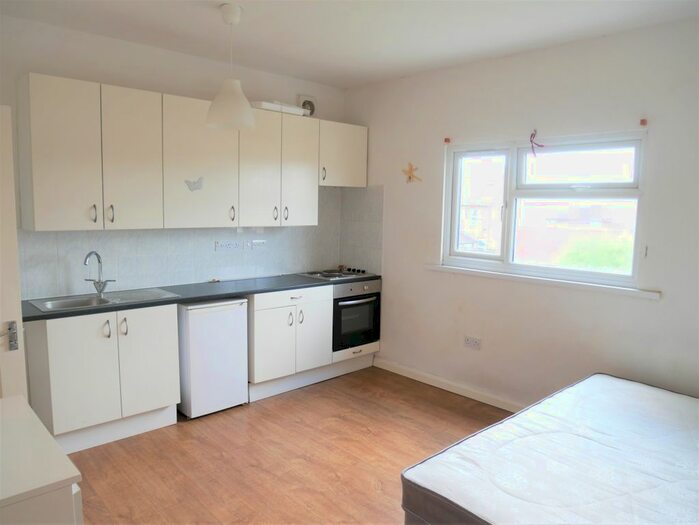 Studio To Rent In Thornbury Avenue, Isleworth, TW7