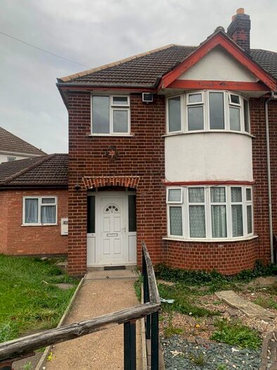 4 Bedroom Semi-Detached House To Rent In Burnham Drive, Leicester, LE4