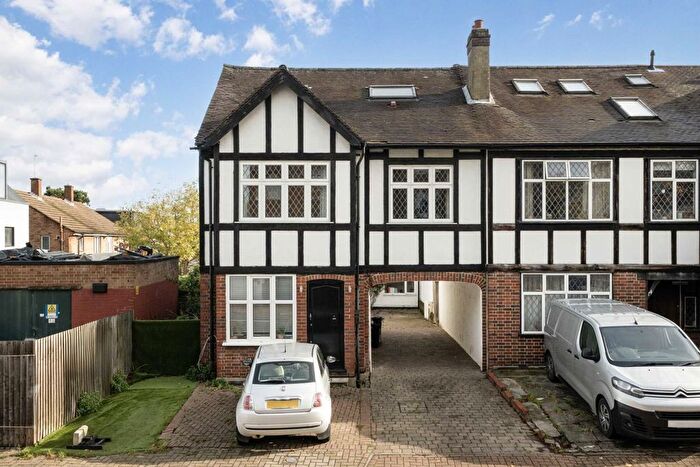 3 Bedroom Flat To Rent In St. James's Drive, Tooting, SW17