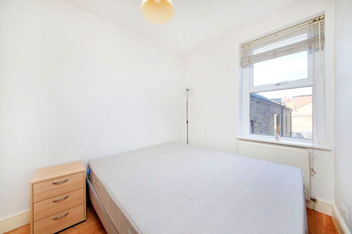 1 Bedroom Flat To Rent In Upper Richmond Road West, Sheen, SW14