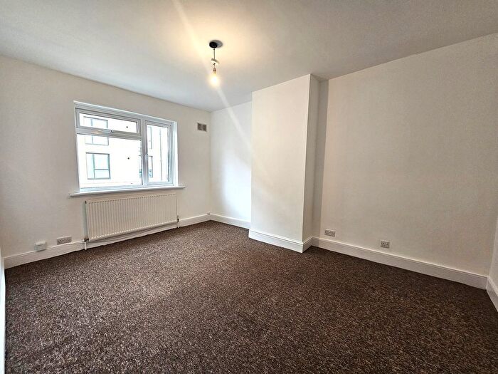 2 Bedroom Flat To Rent In Bilton Road, Perivale, Greenford, UB6