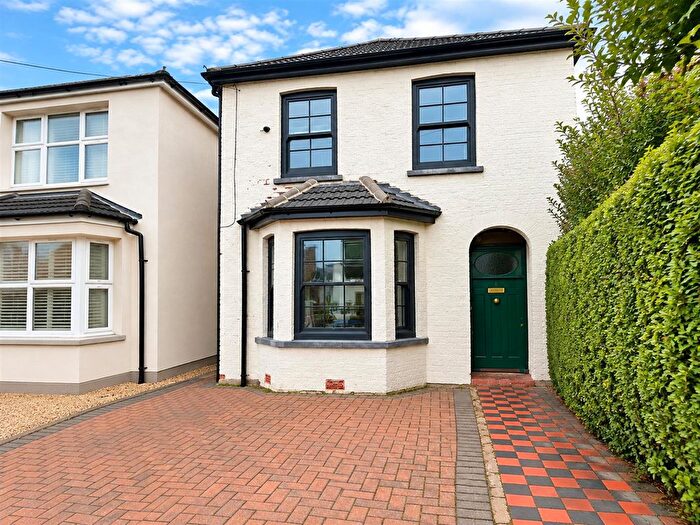 2 Bedroom Detached House For Sale In Montague Road, Slough, SL1