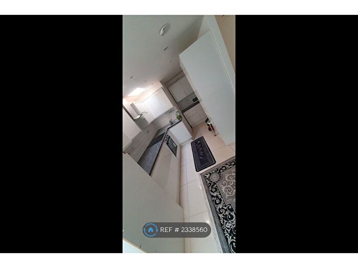 2 Bedroom Flat To Rent In King Edwards Place, London, W3