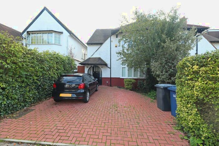5 Bedroom Semi-Detached House To Rent In Corringham Road, Golders Green / Hampstead Garden Suburb Borders..., NW11