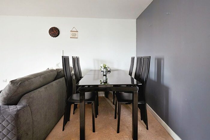 2 Bedroom Flat For Sale In Great Mead, Yeovil, BA21