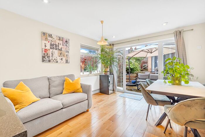 3 Bedroom Maisonette For Sale In Murray Road, Ealing, W5