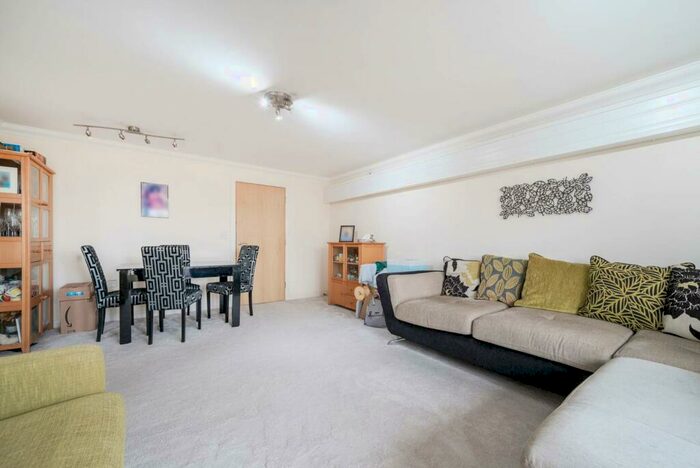 2 Bedroom Flat To Rent In Sparkes Close, Bromley South, Bromley, BR2