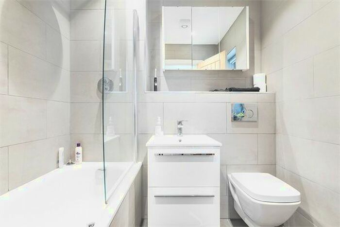 2 Bedroom Flat To Rent In Millennium Square, Shad Thames, London, SE1