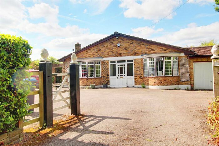 4 Bedroom Detached Bungalow To Rent In Great North Road, Brookmans Park, Hatfield, AL9