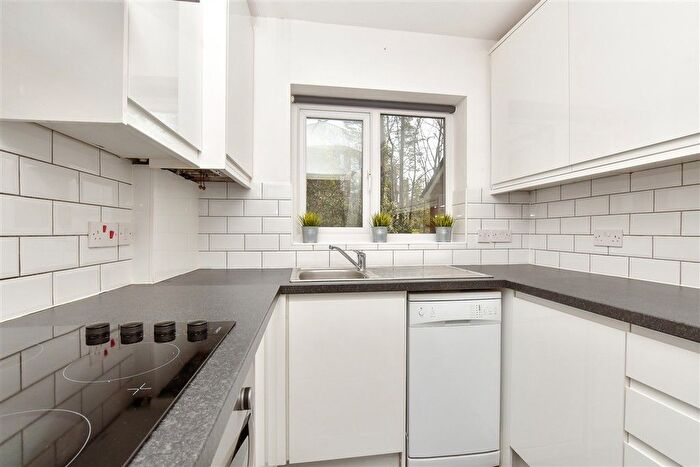 2 Bedroom Flat For Sale In Court Bushes Road, Whyteleafe, Surrey, CR3
