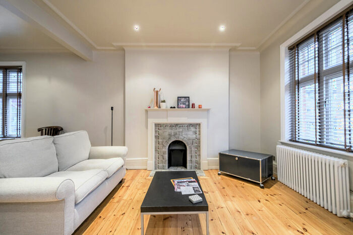 Apartment To Rent In The Studio, Whitechapel, E1