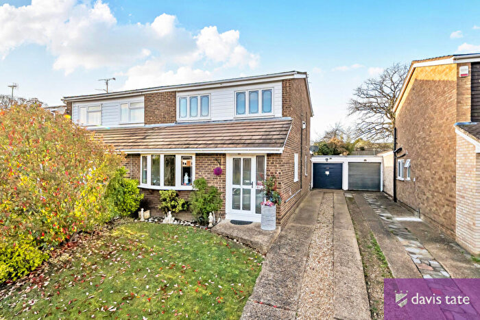 3 Bedroom Semi Detached House For Sale In Cypress Road, Woodley, Reading, Berkshire, RG5
