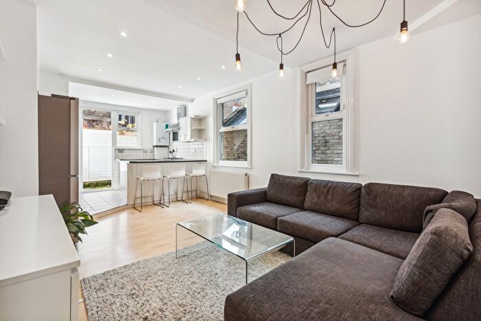 2 Bedroom Flat To Rent In Ormiston Grove, Shepherds Bush, W12