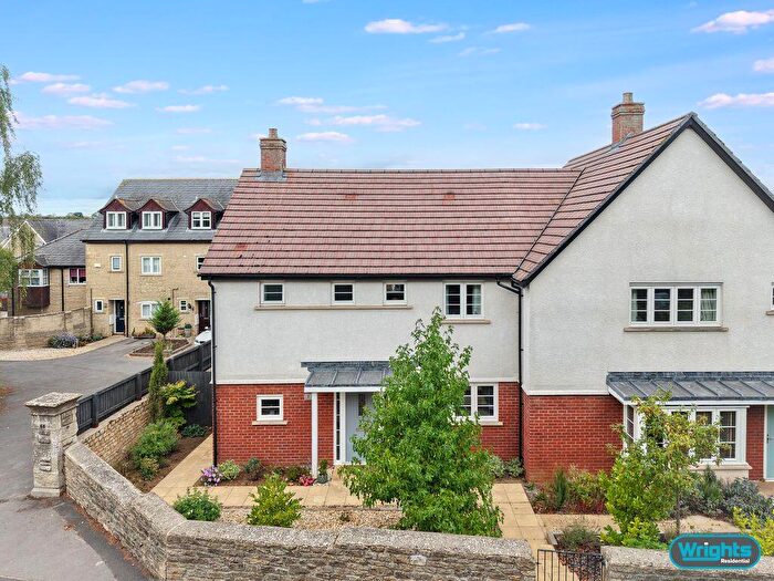 3 Bedroom Semi-Detached House For Sale In Staddlecote Place, Trowbridge, BA14