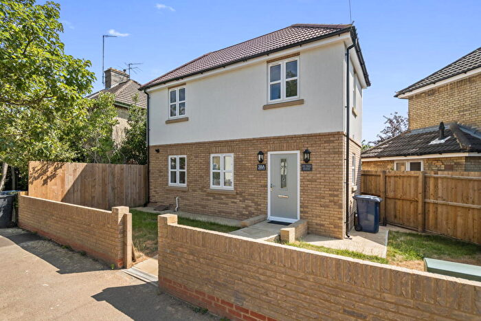 2 Bedroom Detached House For Sale In Darwin Drive, Cambridge, CB4