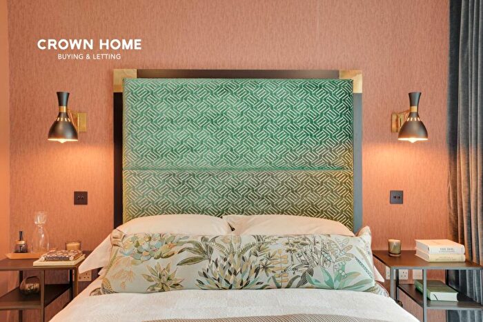 1 Bedroom Apartment For Sale In Saffron Gardens, London Dock, Vaughan Way, London, E1W